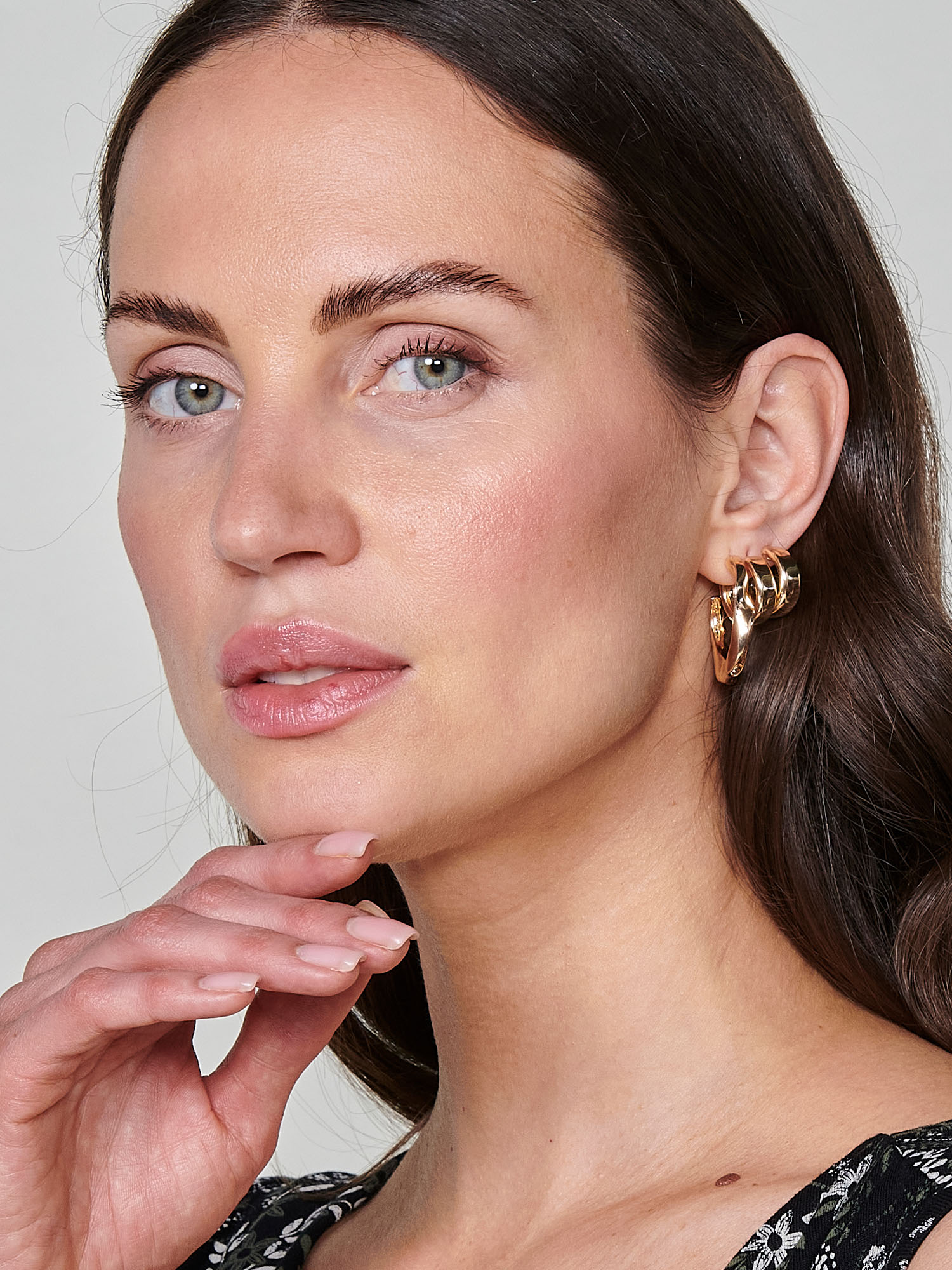 Set de trois boucles d’oreilles créoles dorées et effet écaille pour femme