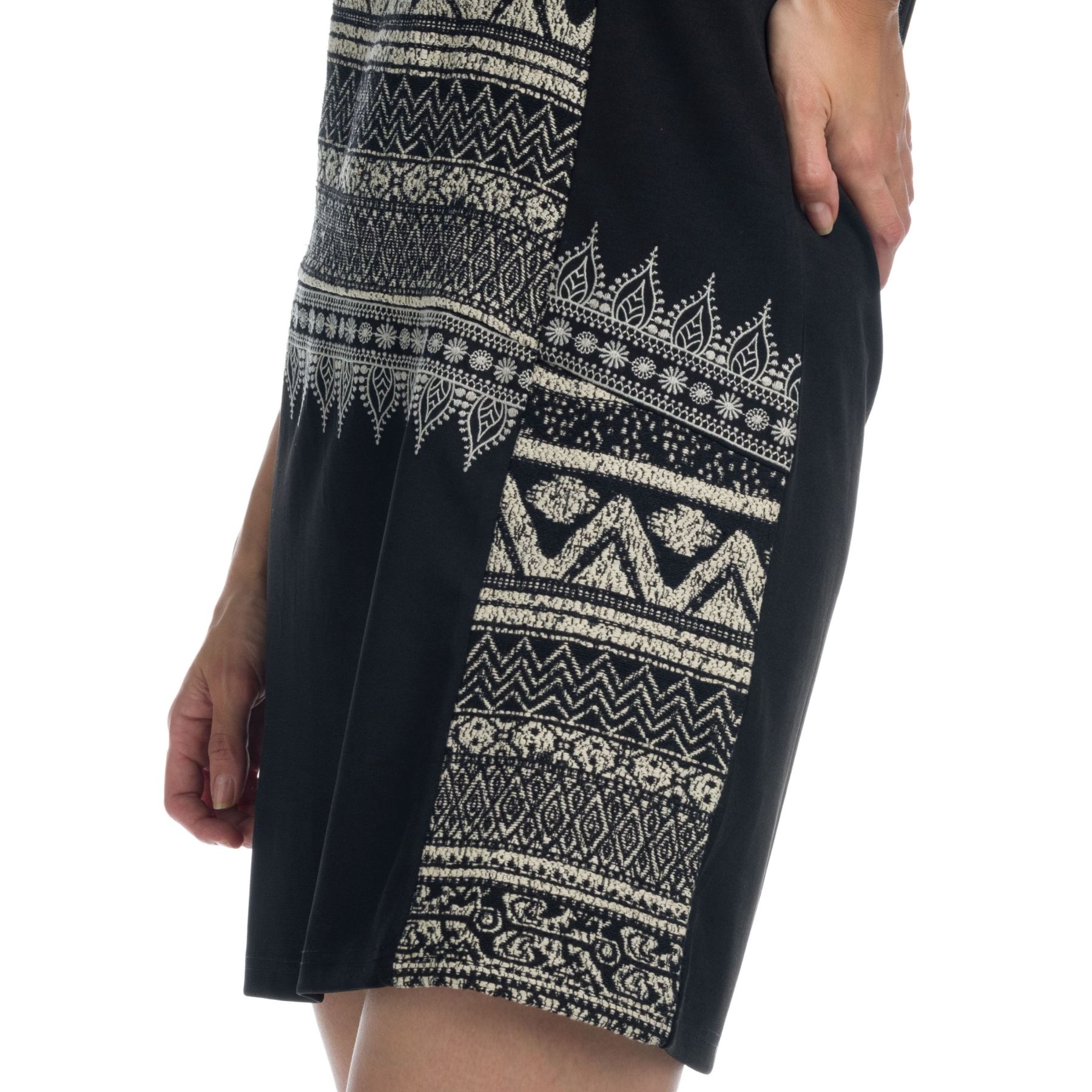 Vestido de tirante con bordados etnicos 3