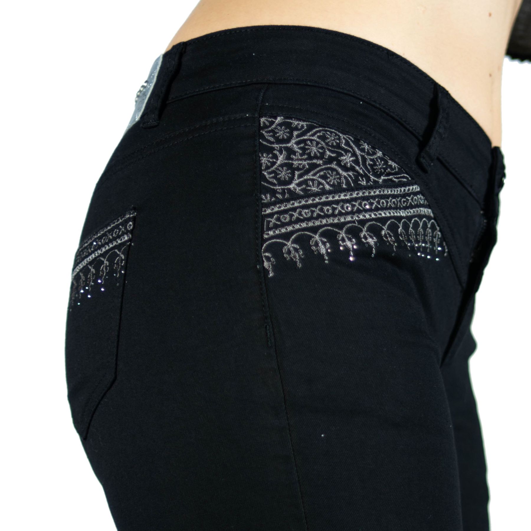 Pantalón largo slim fit con bordados 3