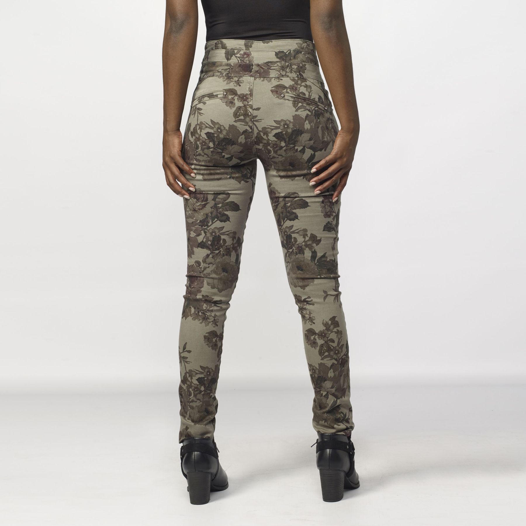 Pantalón kaki con estampado de flores 1