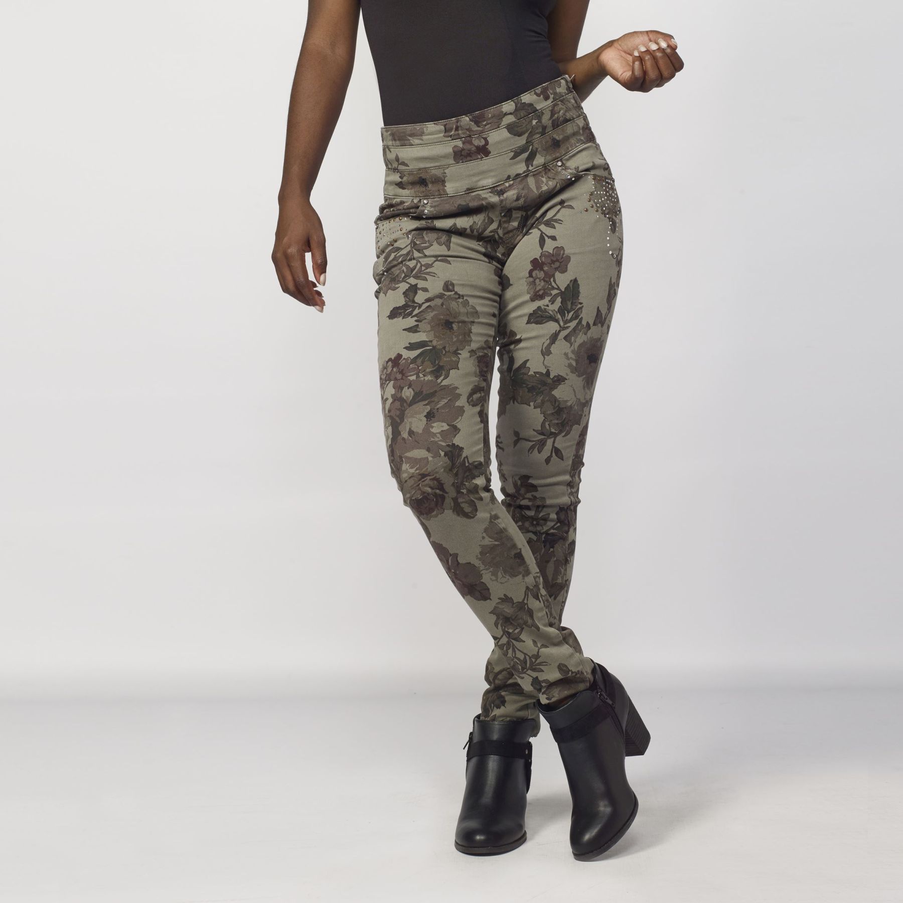 Pantalón kaki con estampado de flores 5