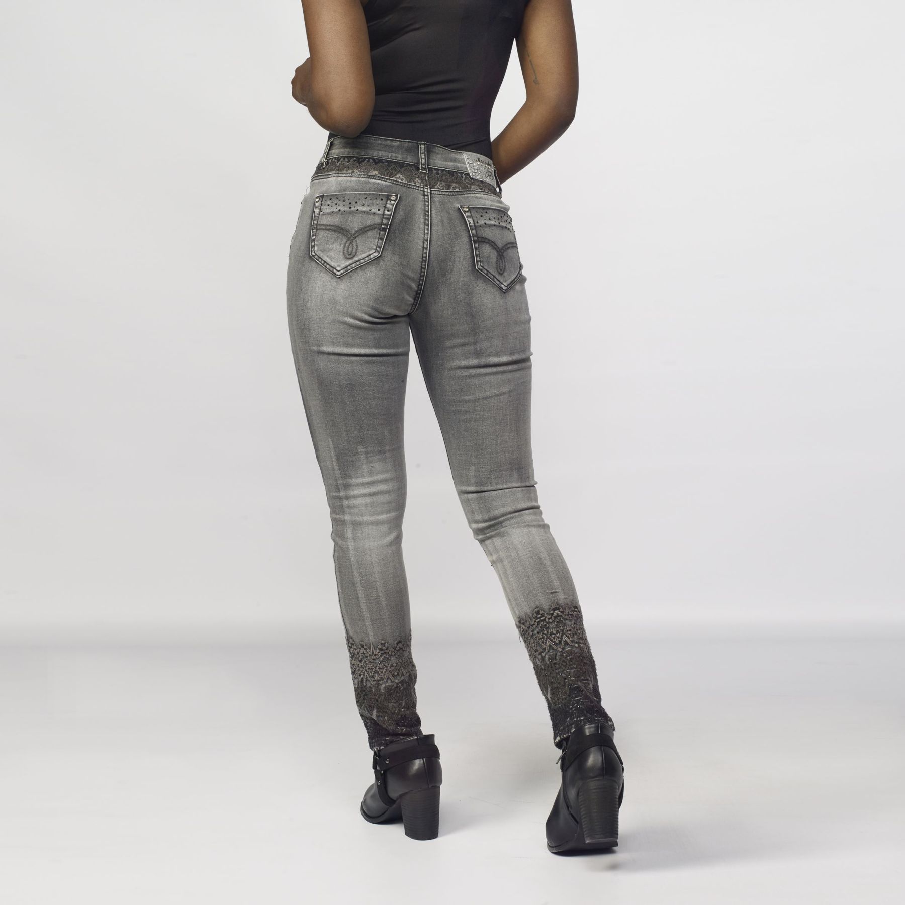 Pantalon avec broderie ethnique sur le bas 1