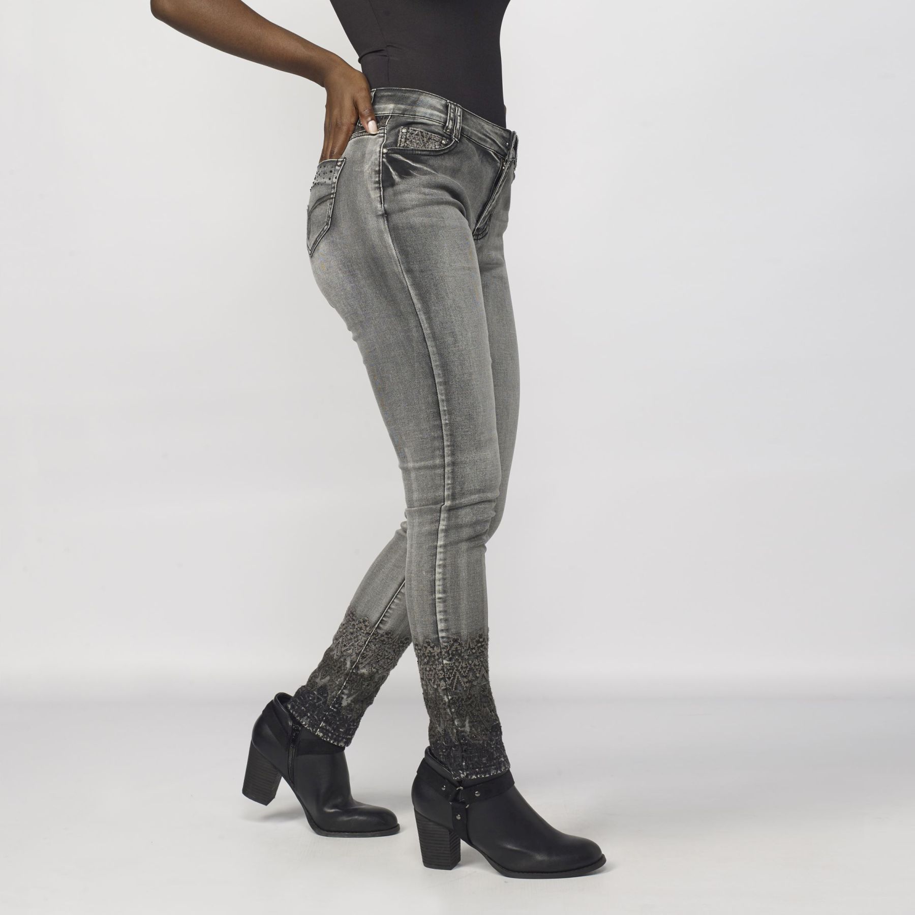 Pantalon avec broderie ethnique sur le bas 4