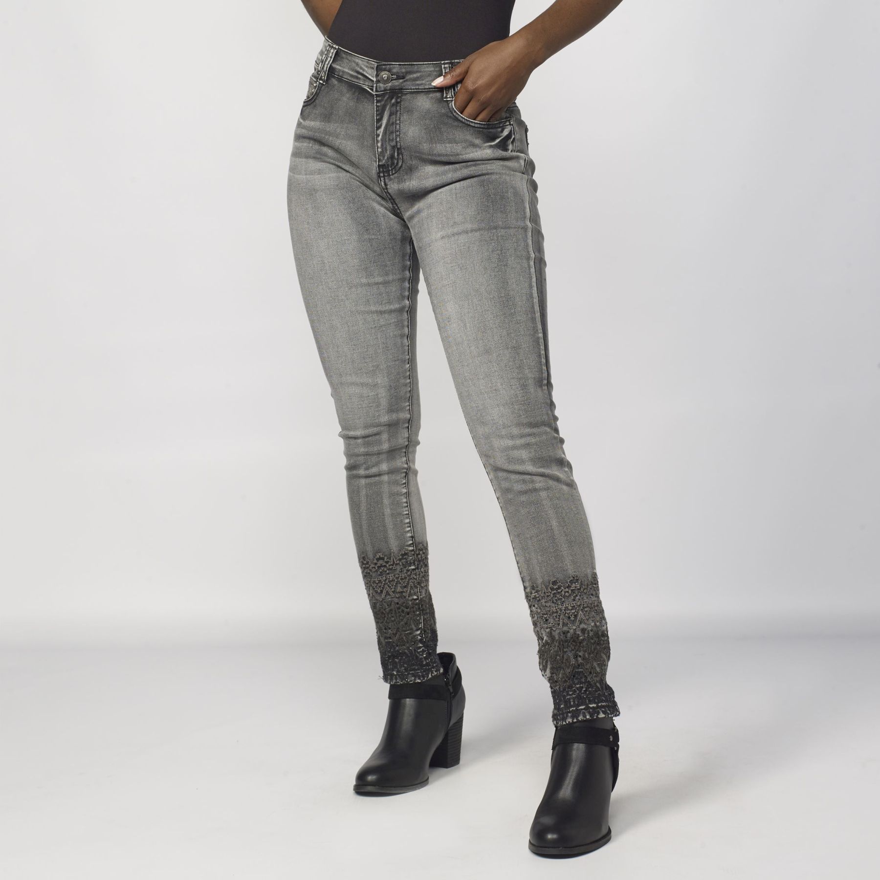 Pantalon avec broderie ethnique sur le bas 5