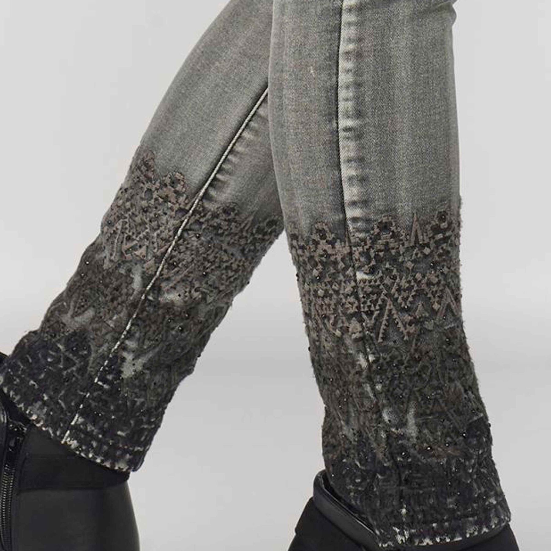 Pantalon avec broderie ethnique sur le bas 6