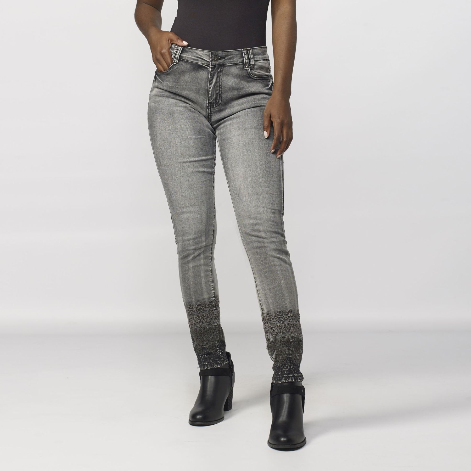 Pantalon avec broderie ethnique sur le bas