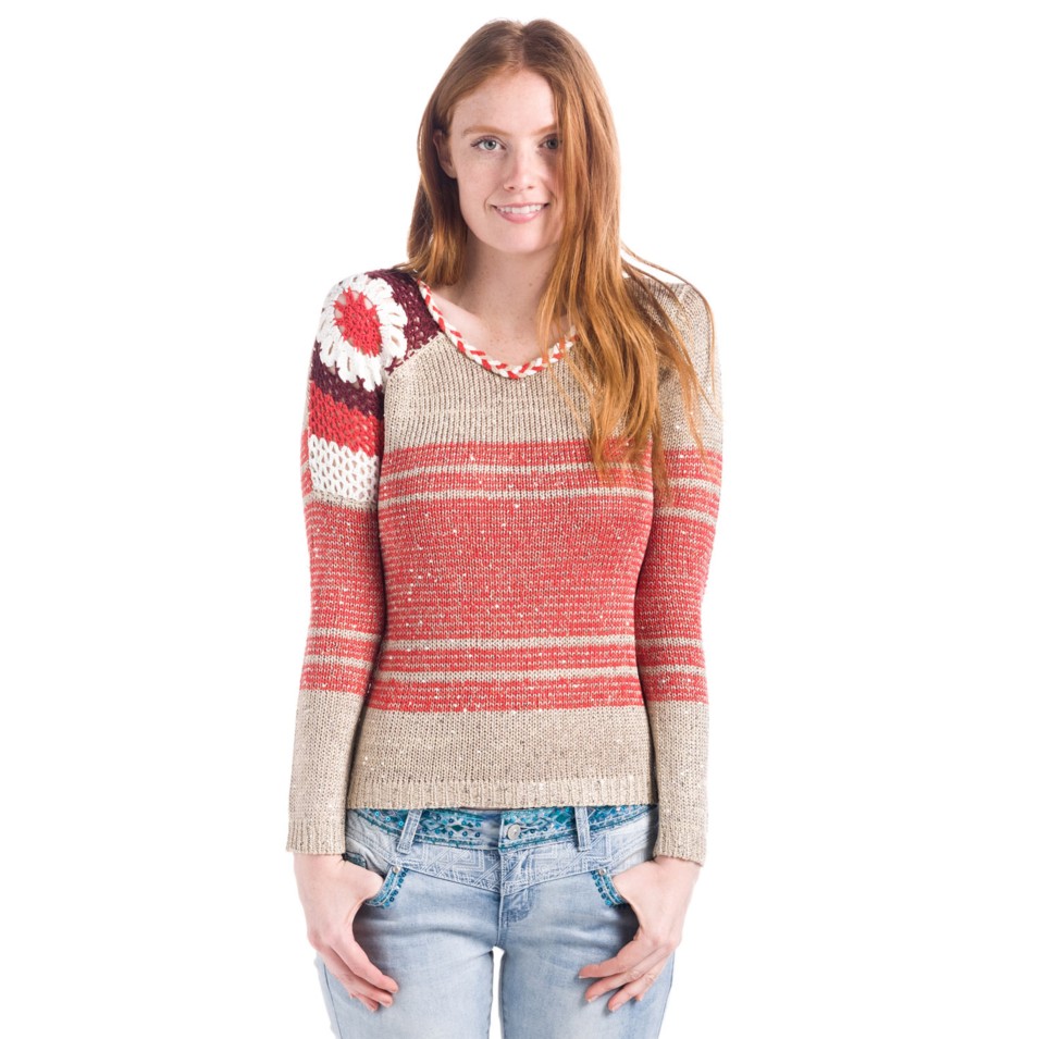 Jersey tricot fantasía con detalle trenzado en escote. Lentejuelas decorativas y crochet en hombro floral