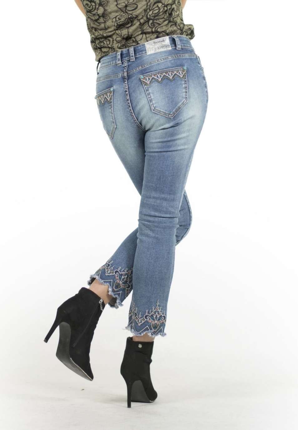 Pantalon largo con bordados 2