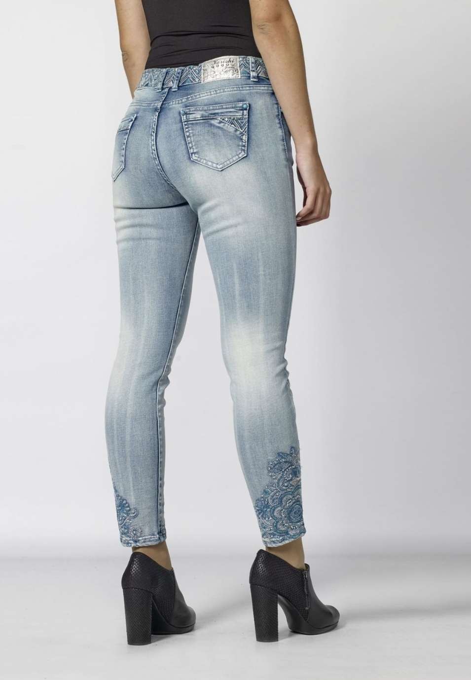 Pantalon largo bordado mandala en bajos 5