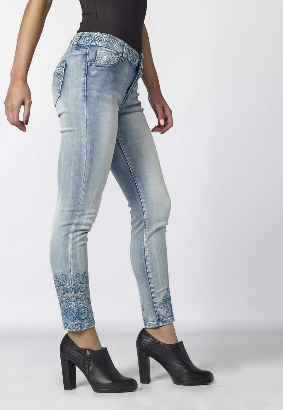 Pantalon largo bordado mandala en bajos 4