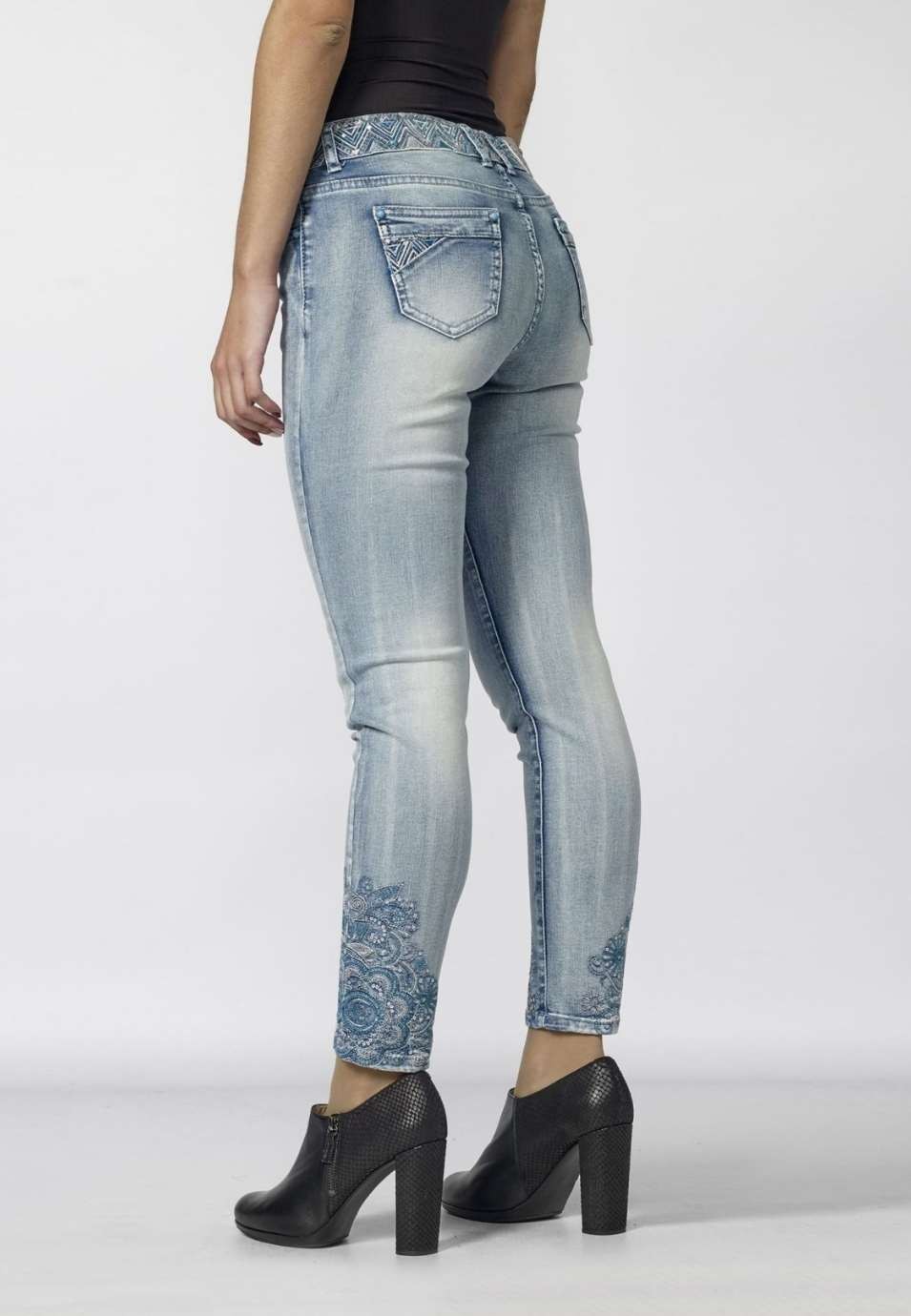 Pantalon largo bordado mandala en bajos 3