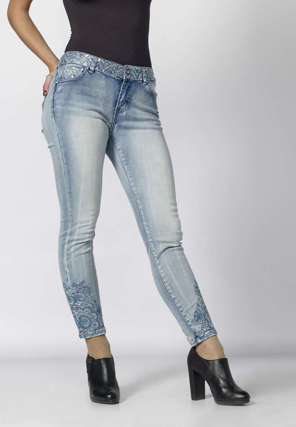 Pantalon largo bordado mandala en bajos 1