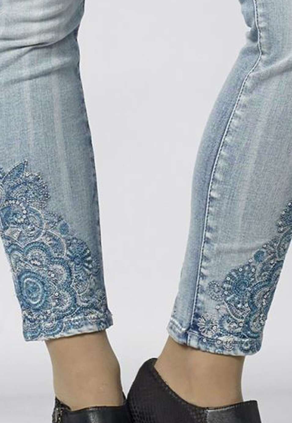 Pantalon largo bordado mandala en bajos 2