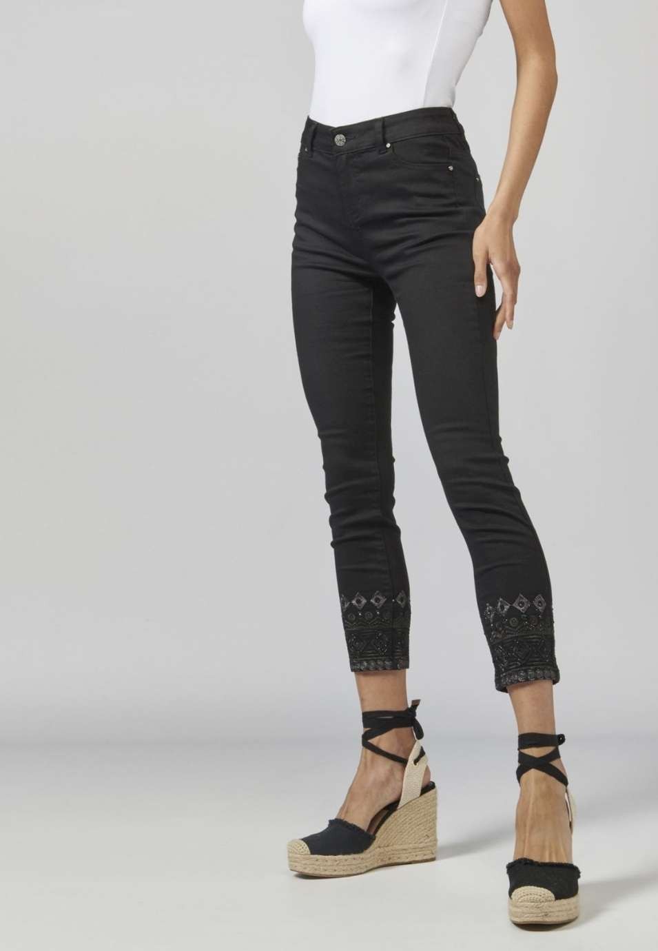 Pantalón con bordados en los bajos 3