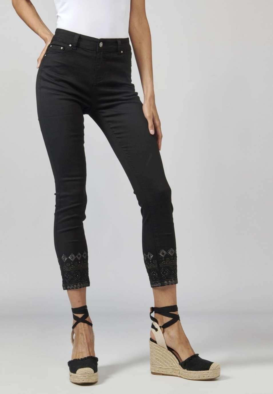 Pantalón con bordados en los bajos 4