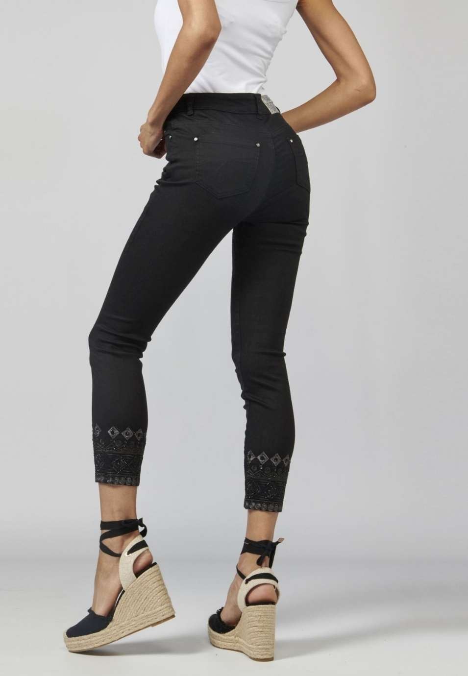 Pantalón con bordados en los bajos 1