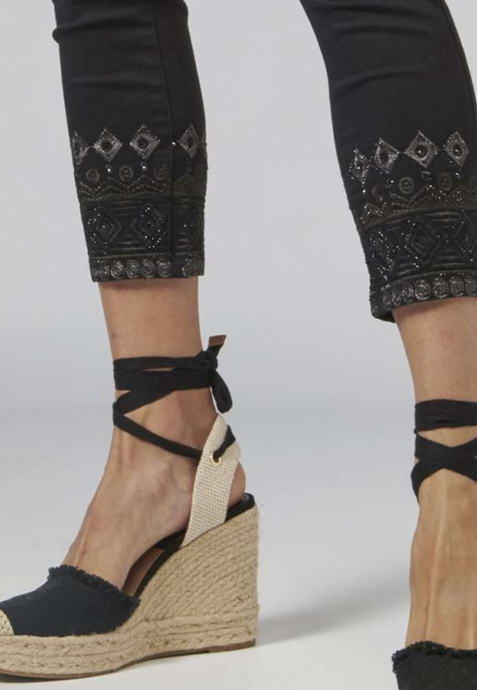 Pantalón con bordados en los bajos 5