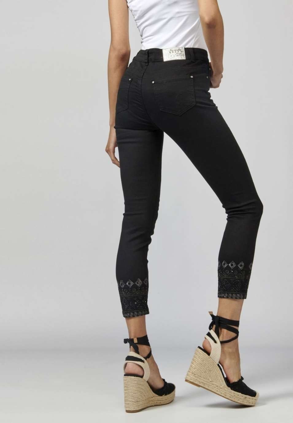 Pantalón con bordados en los bajos 2