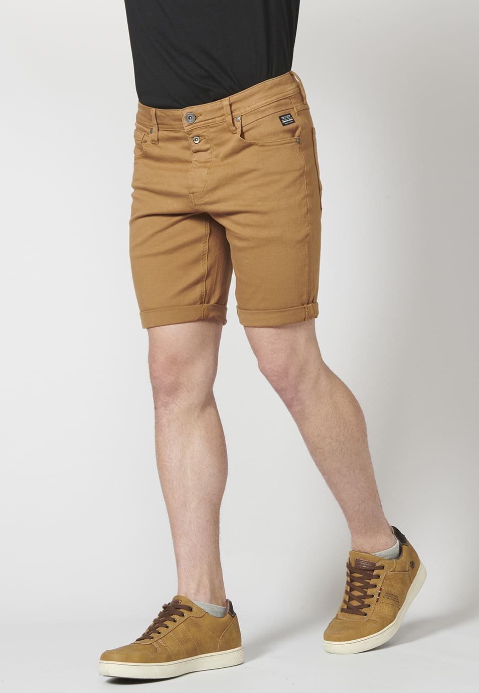 Pantalon corto color tapered fit con detalle de cadena extraíble para Hombre