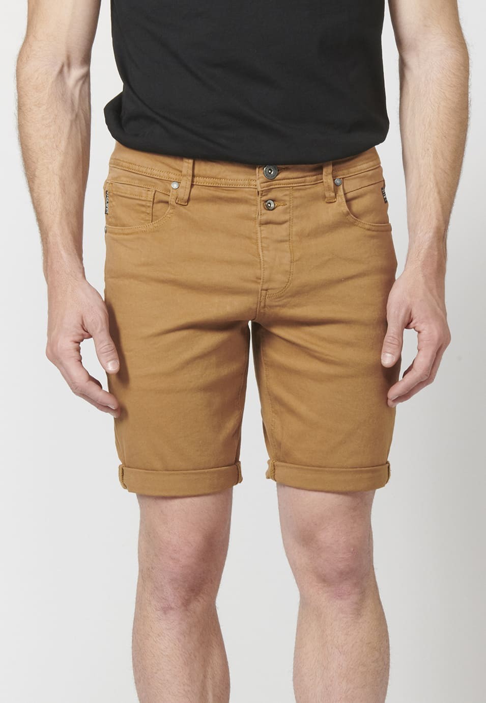 Pantalon corto color tapered fit con detalle de cadena extraíble para Hombre 1