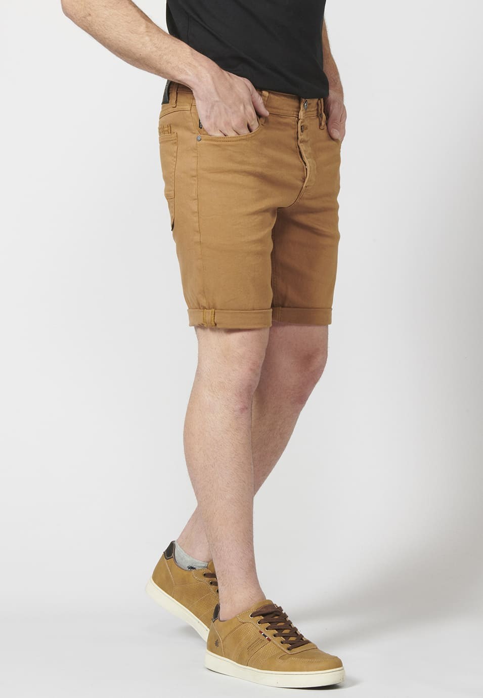 Pantalon corto color tapered fit con detalle de cadena extraíble para Hombre 6
