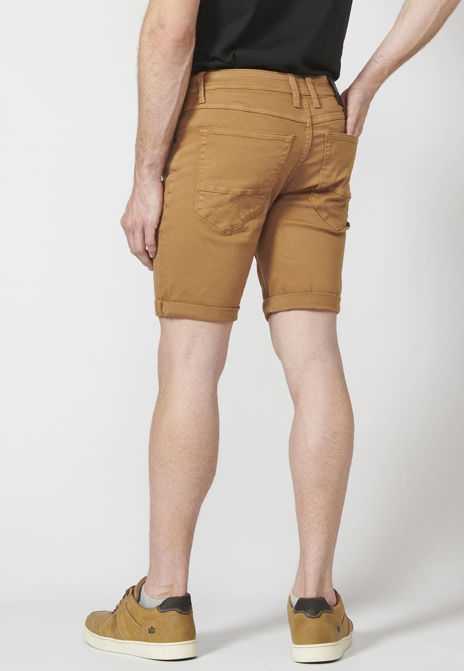 Pantalon corto color tapered fit con detalle de cadena extraíble para Hombre 2
