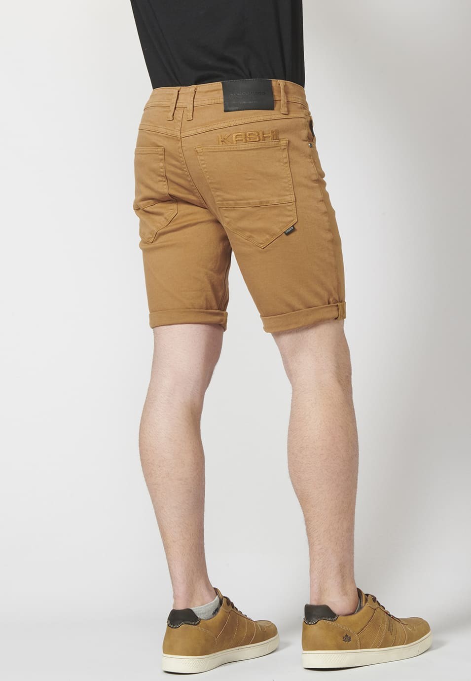 Pantalon corto color tapered fit con detalle de cadena extraíble para Hombre 4