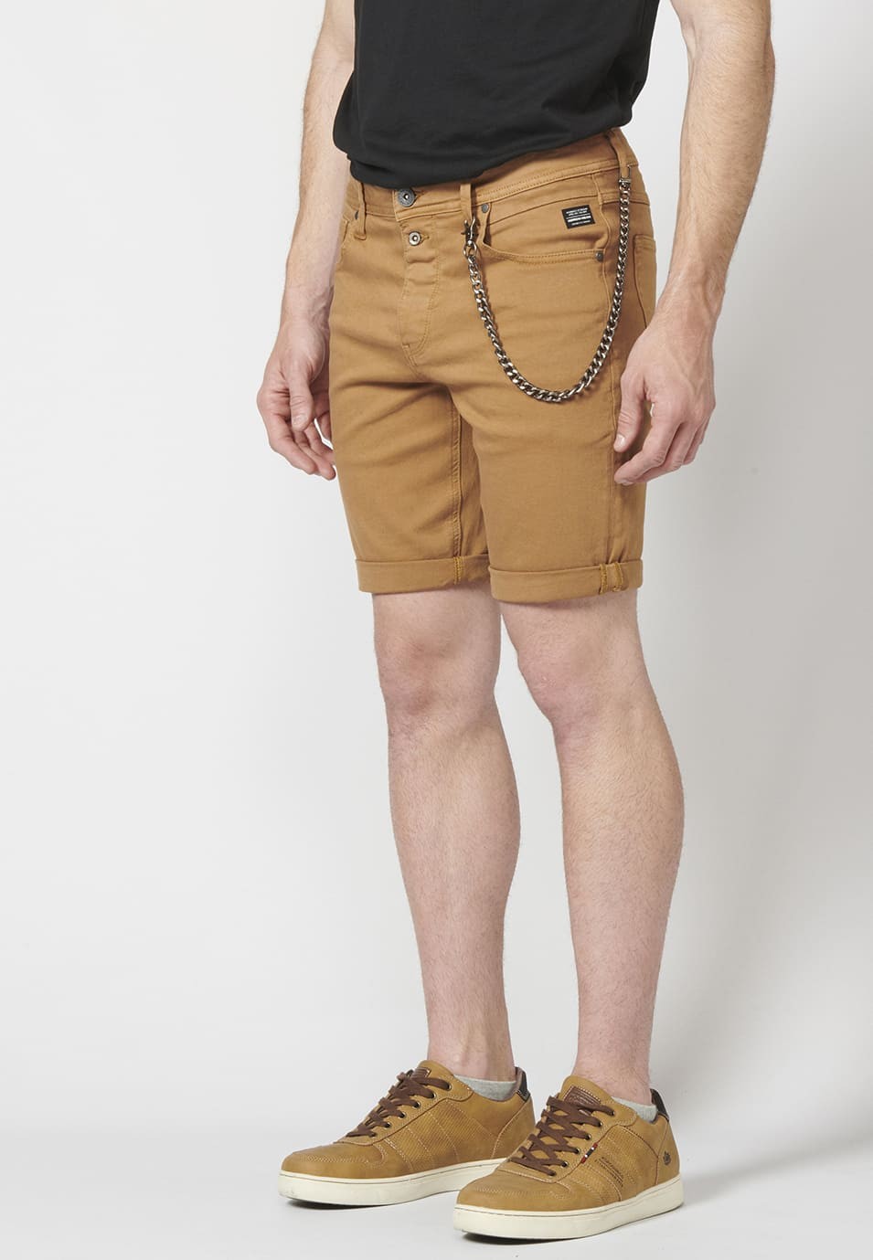 Pantalon corto color tapered fit con detalle de cadena extraíble para Hombre 5