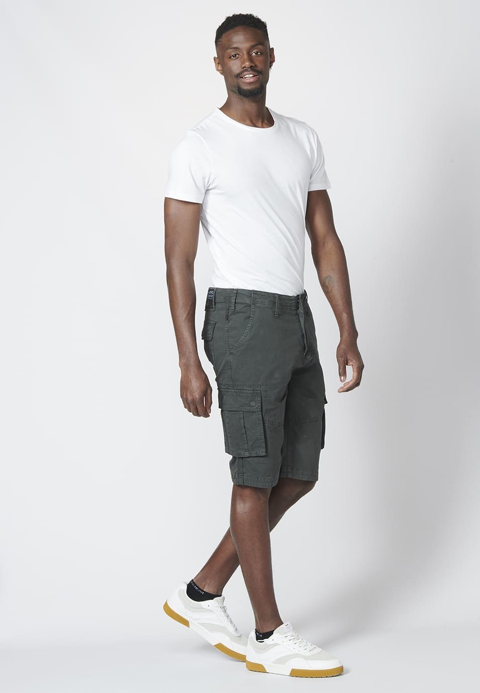 Bermuda pantalón corto estilo cargo para hombre con seis bolsillos color Negro 4