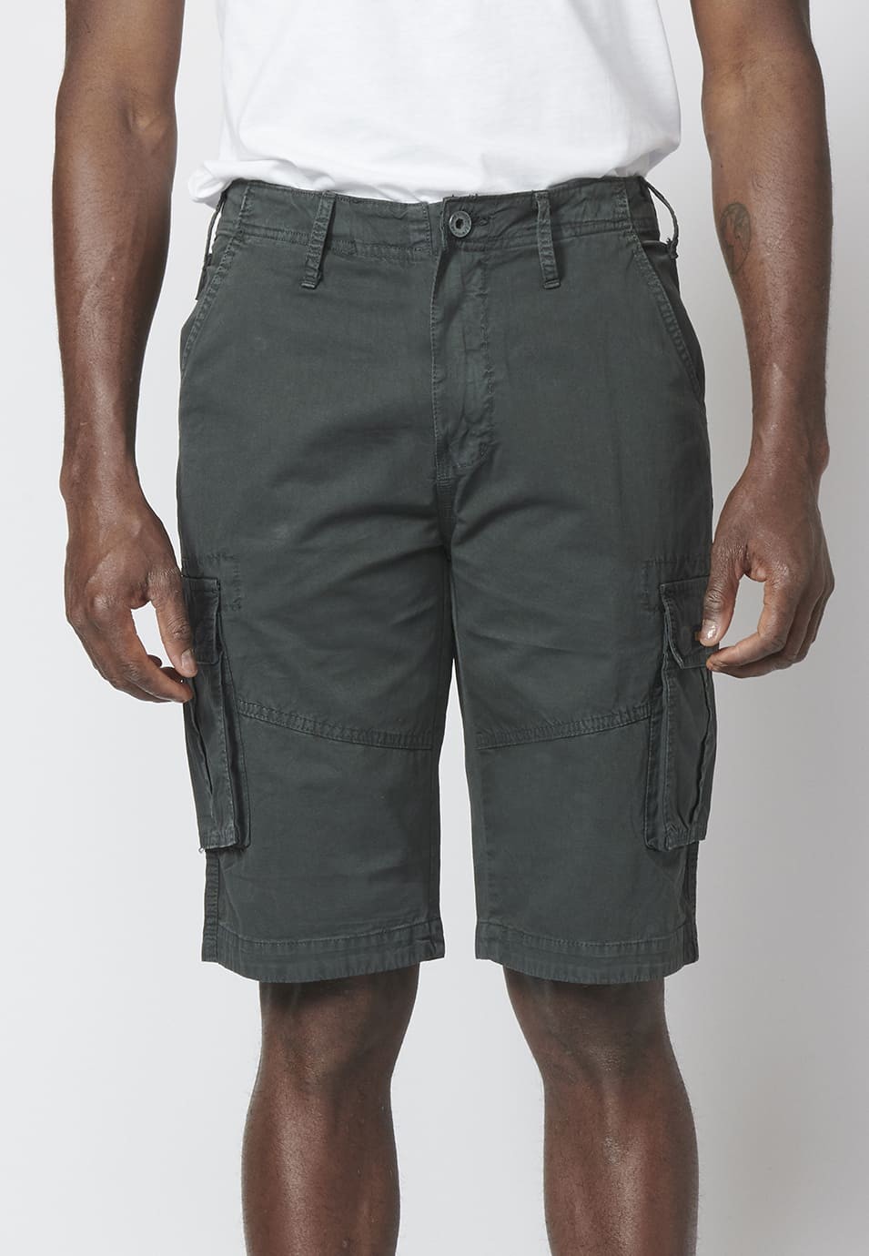 Bermuda pantalón corto estilo cargo para hombre con seis bolsillos color Negro 3