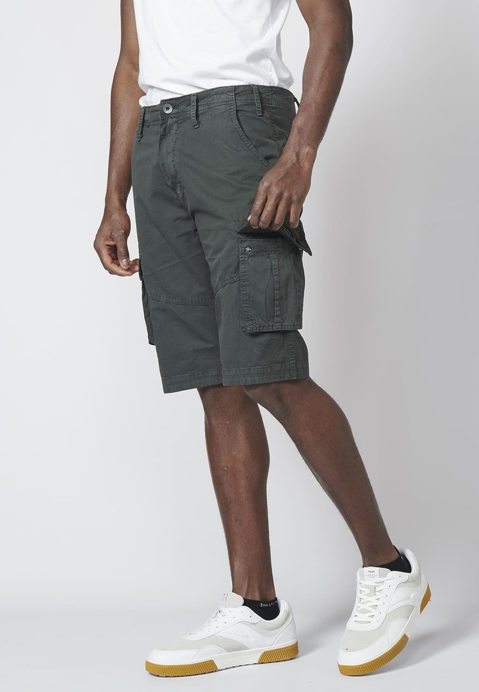 Bermuda pantalón corto estilo cargo para hombre con seis bolsillos color Negro 2