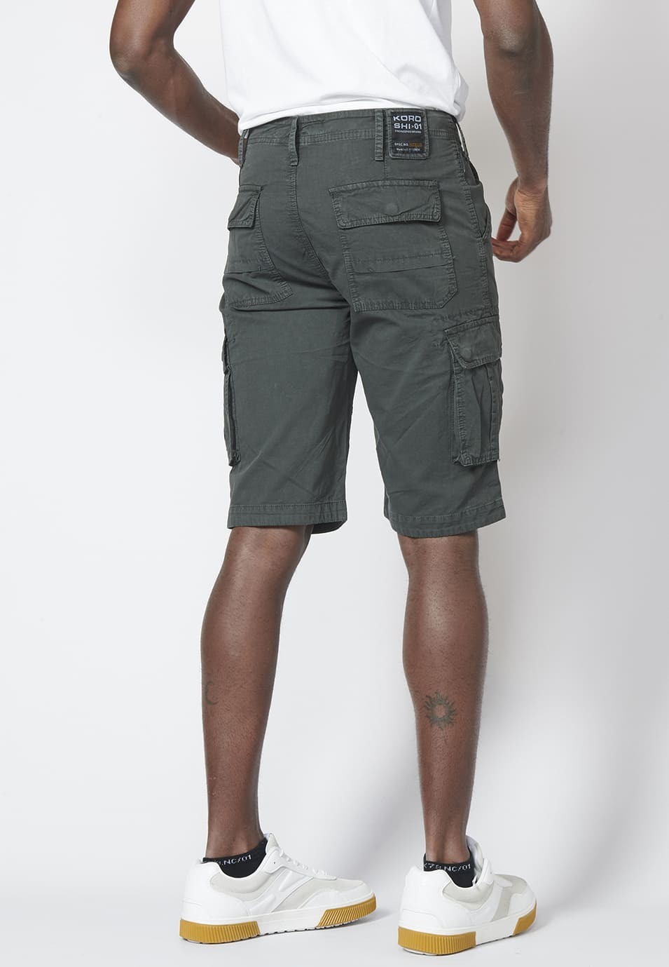 Bermuda pantalón corto estilo cargo para hombre con seis bolsillos color Negro 6
