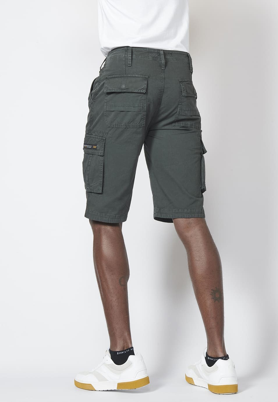 Bermuda pantalón corto estilo cargo para hombre con seis bolsillos color Negro 1