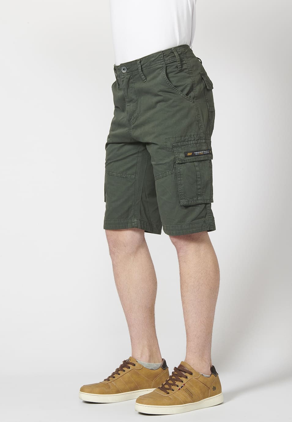 Bermuda pantalón corto estilo cargo para hombre con seis bolsillos