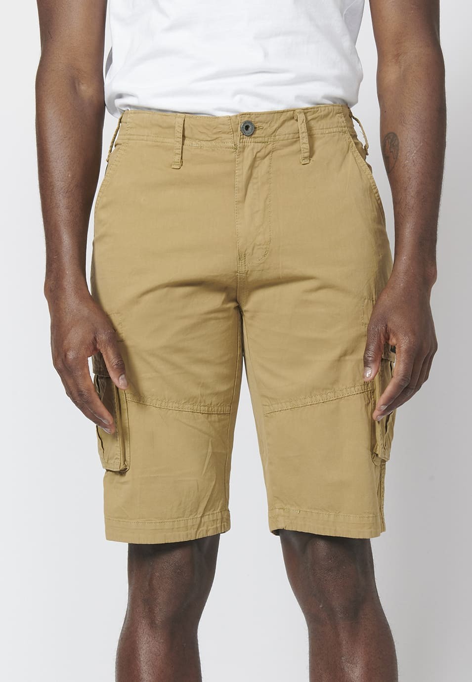 Bermuda pantalón corto estilo cargo para hombre con seis bolsillos