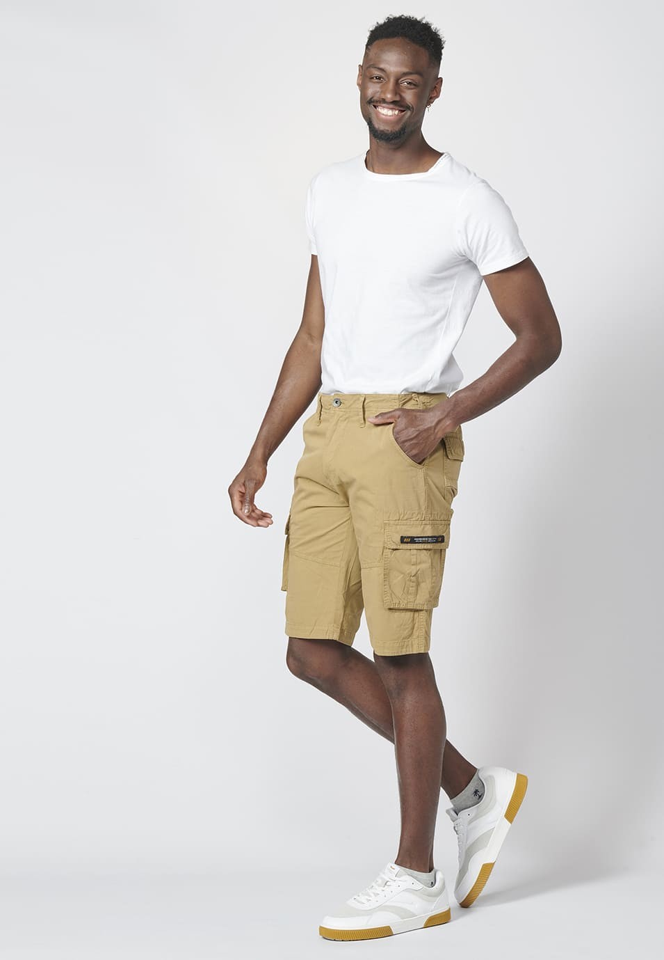 Bermuda pantalón corto estilo cargo para hombre con seis bolsillos 1