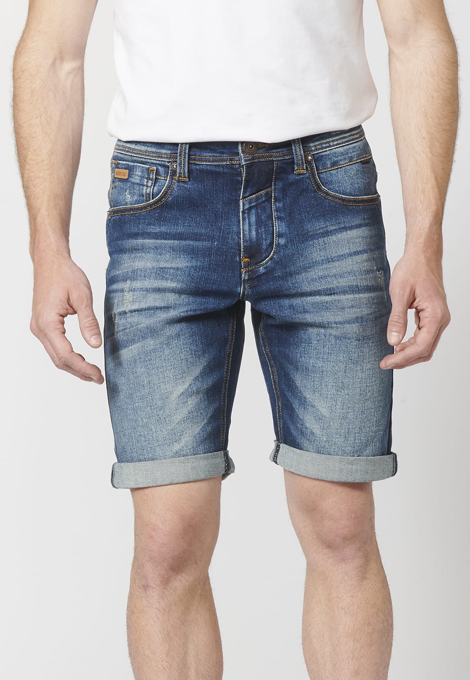 Pantalon corto denim regular fit con cinco bolsillos y efecto gastado para Hombre 2