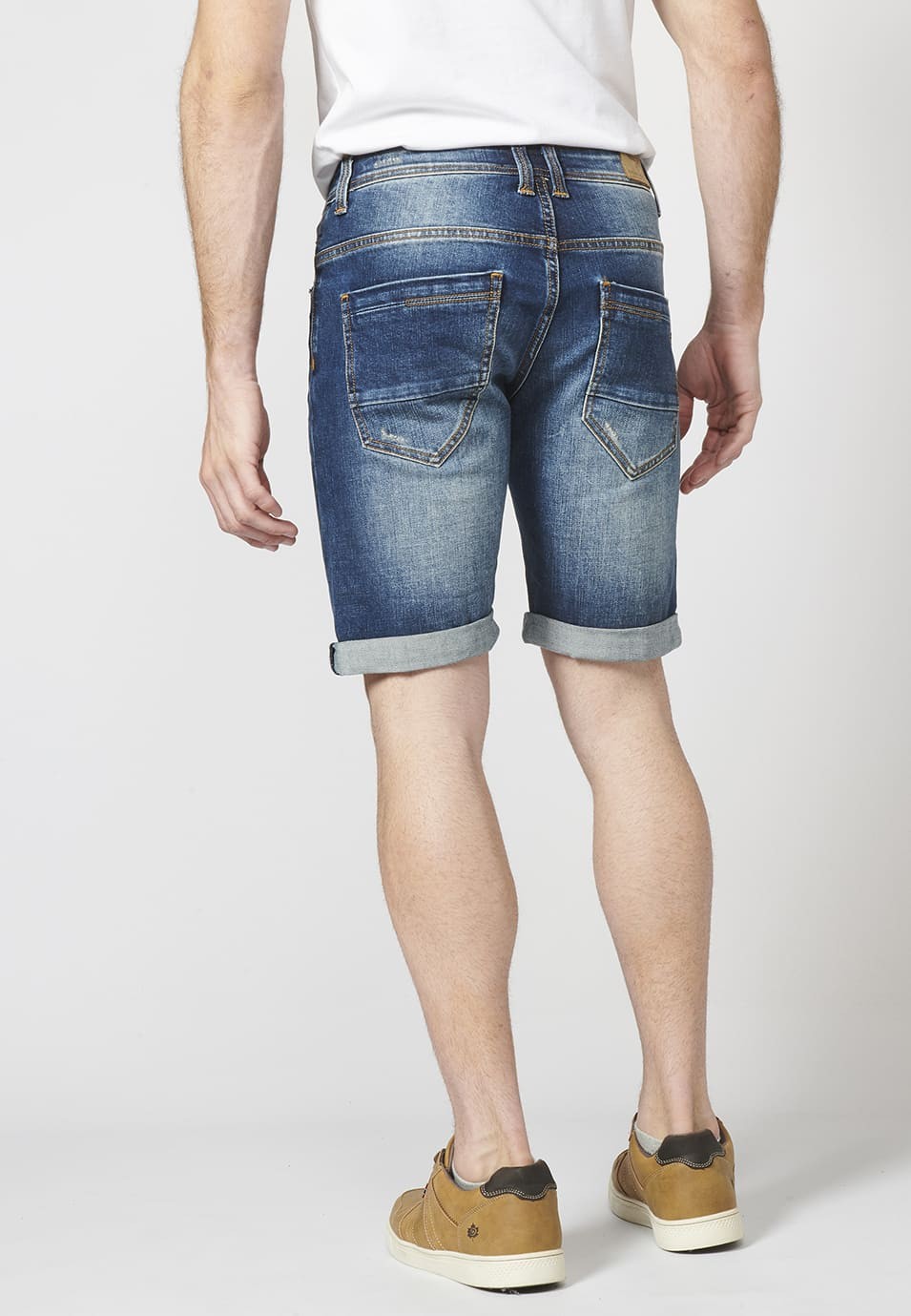 Pantalon corto denim regular fit con cinco bolsillos y efecto gastado para Hombre 6