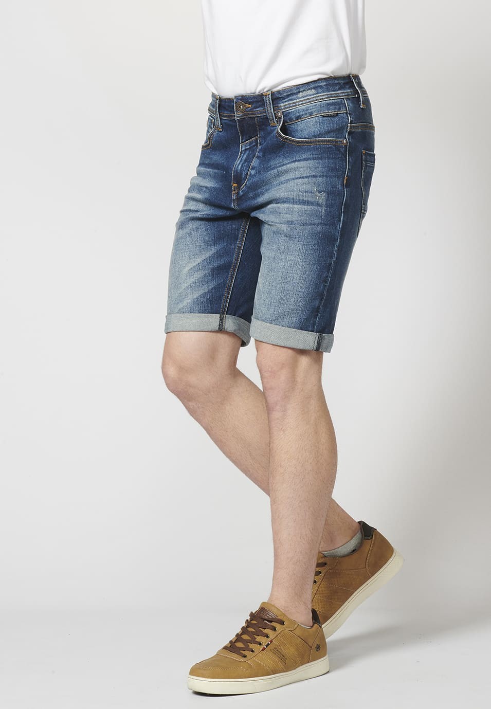 Pantalon corto denim regular fit con cinco bolsillos y efecto gastado para Hombre 1