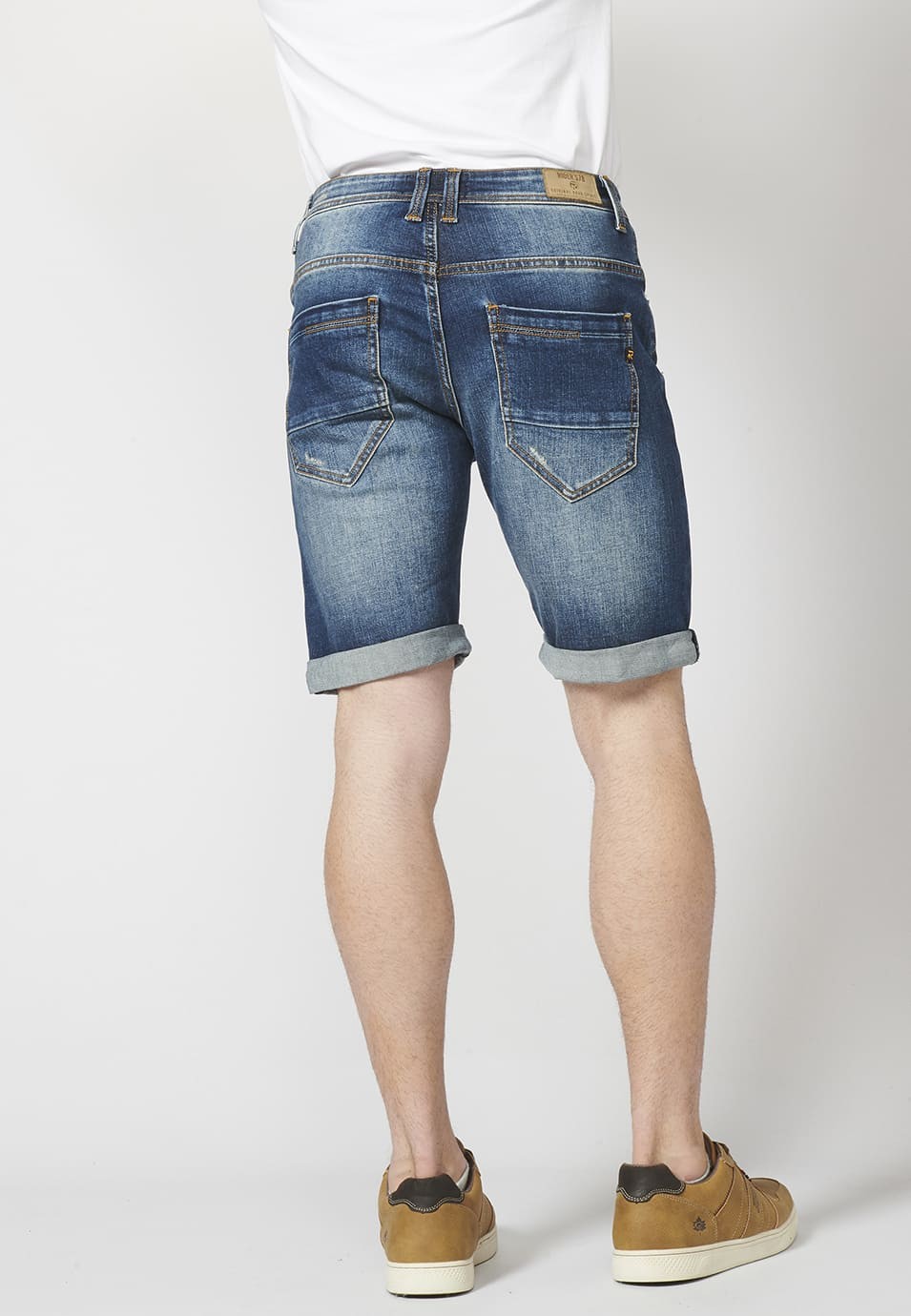 Pantalon corto denim regular fit con cinco bolsillos y efecto gastado para Hombre 4