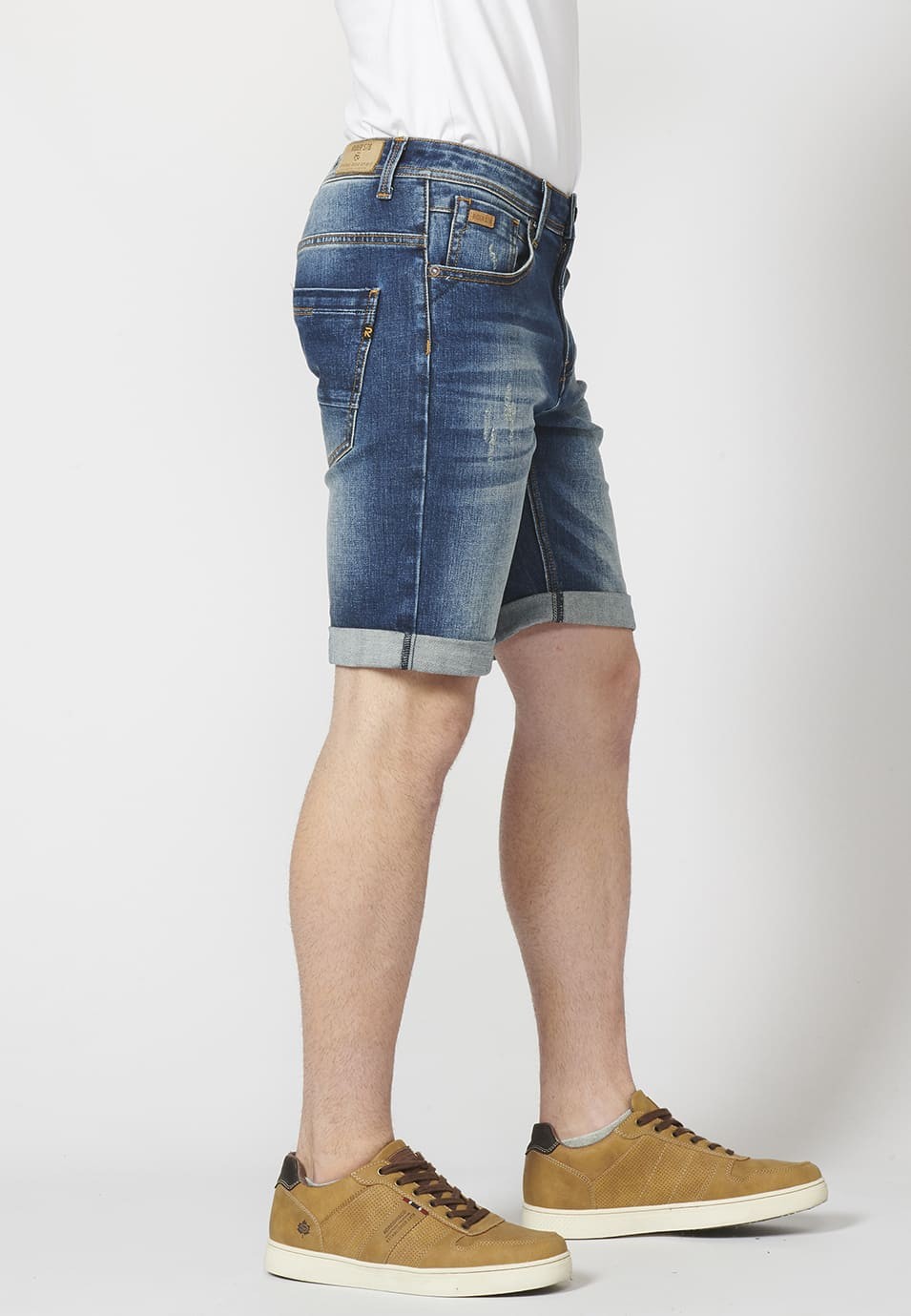 Pantalon corto denim regular fit con cinco bolsillos y efecto gastado para Hombre 3