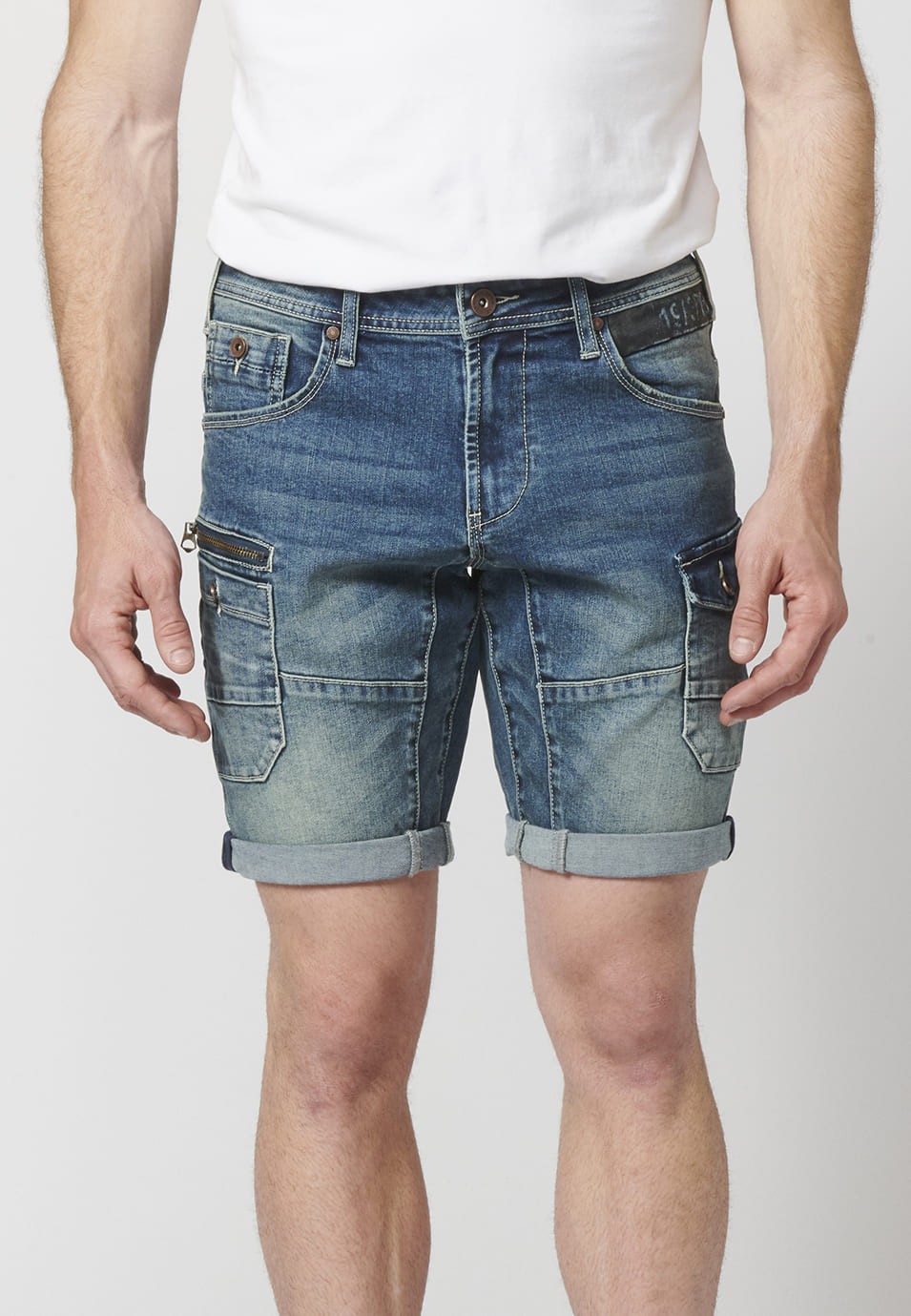 Pantalón corto denim cortes regular fit con siete bolsillos y efecto desgastado para Hombre 3