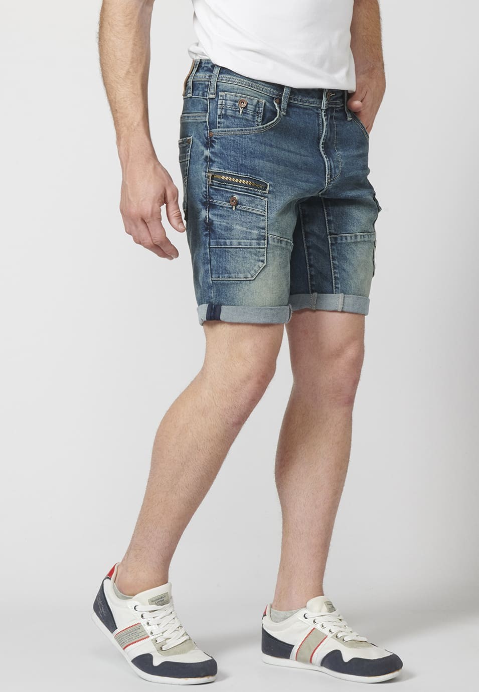 Pantalón corto denim cortes regular fit con siete bolsillos y efecto desgastado para Hombre 5
