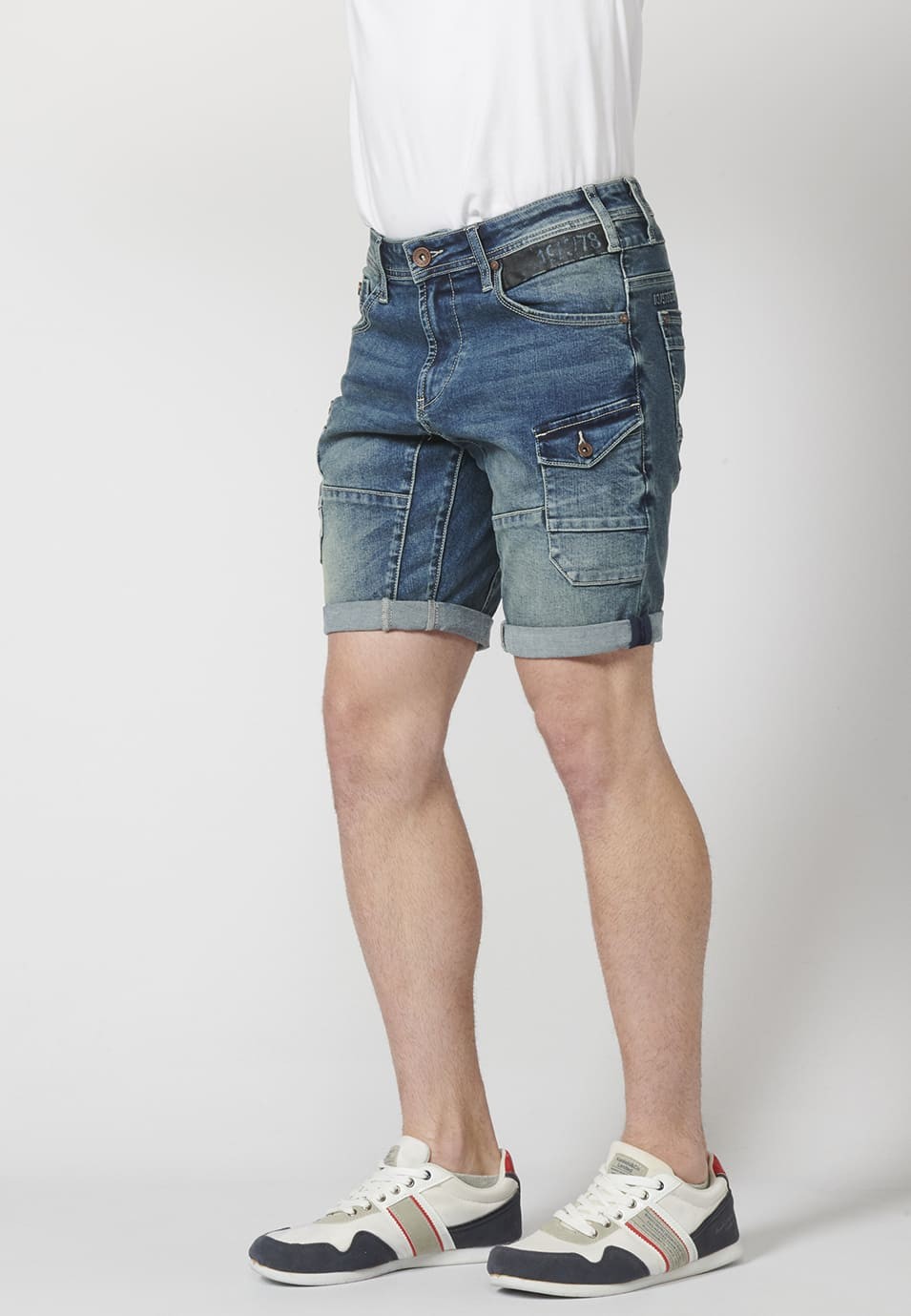 Pantalón corto denim cortes regular fit con siete bolsillos y efecto desgastado para Hombre 4