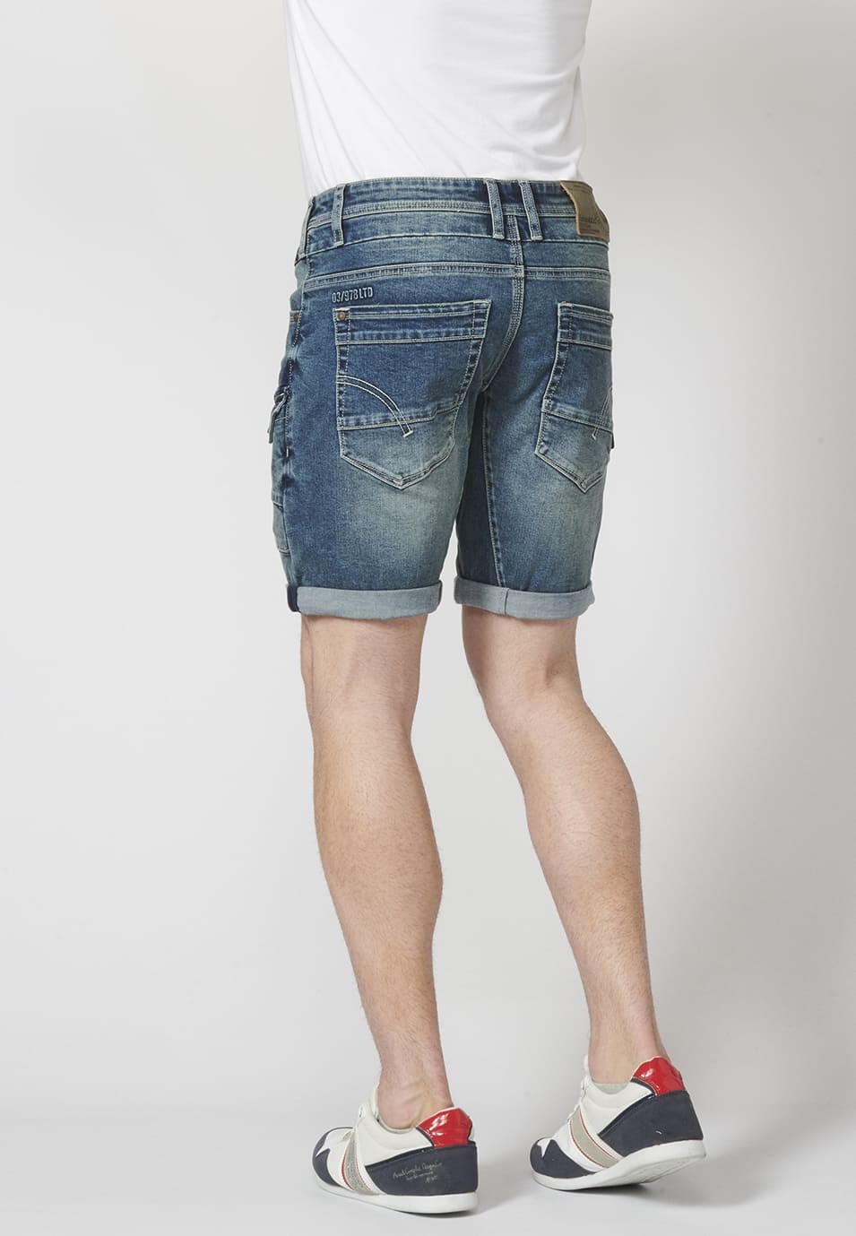 Pantalón corto denim cortes regular fit con siete bolsillos y efecto desgastado para Hombre 2