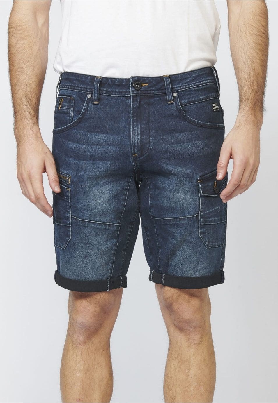 Pantalón corto denim cortes regular fit con siete bolsillos y efecto desgastado para Hombre 4