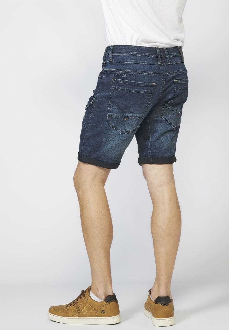 Pantalón corto denim cortes regular fit con siete bolsillos y efecto desgastado para Hombre 3