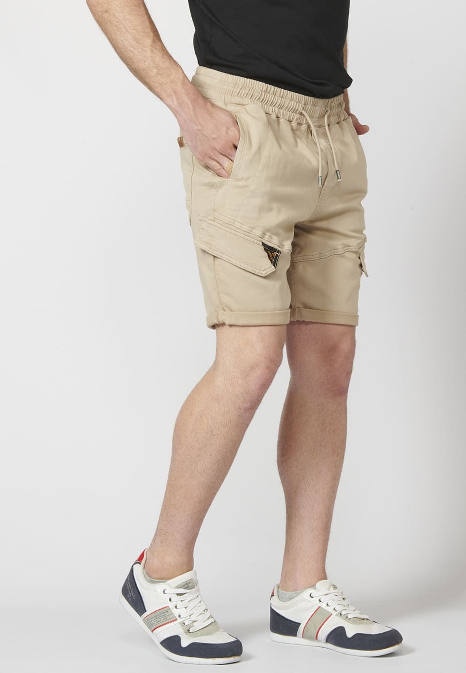 Pantalón Corto Jogger Knit Denim Color con Cuatro Bolsillos Ajustable con Cordón color Beige para Hombre 2