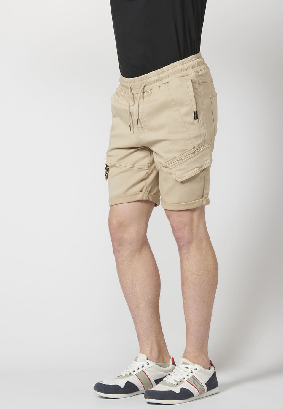 Pantalón Corto Jogger Knit Denim Color con Cuatro Bolsillos Ajustable con Cordón color Beige para Hombre 3