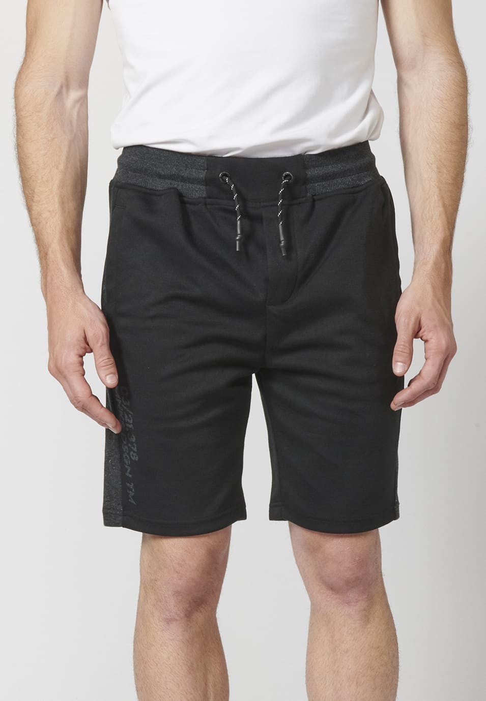 PANTALÓN CORTO JOGGER INTERLOCK con Tres Bolsillos y Cintura Elástica Ajustable para Hombre 1